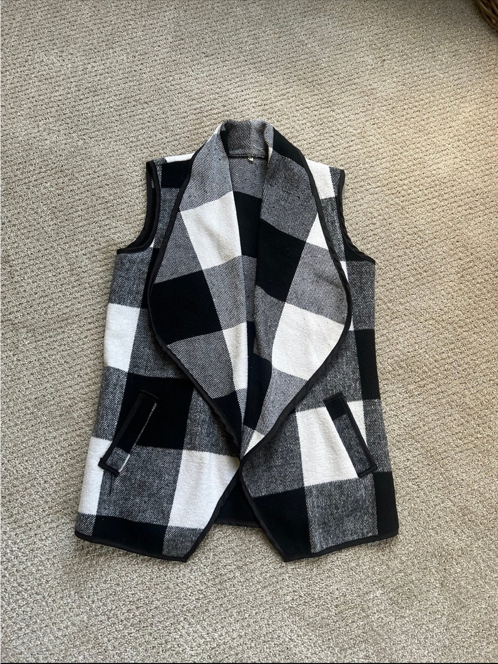 Amazon Black and White Plaid Sleeveless Vest